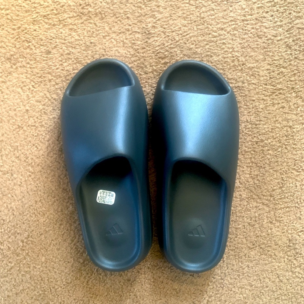 Adidas Yeezy Slides Onyx - NEGOTIABLE - BRAND NEW